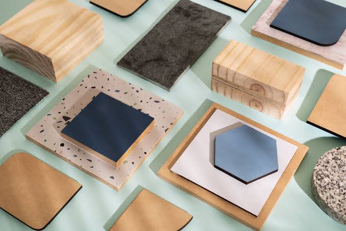 Konsumen memilih material interior di toko lokal Sinjai